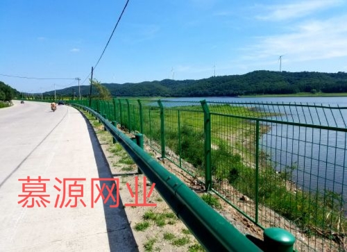 高速公路常用隔離網(wǎng)：公路隔離網(wǎng)、防炫目網(wǎng)、護欄板
